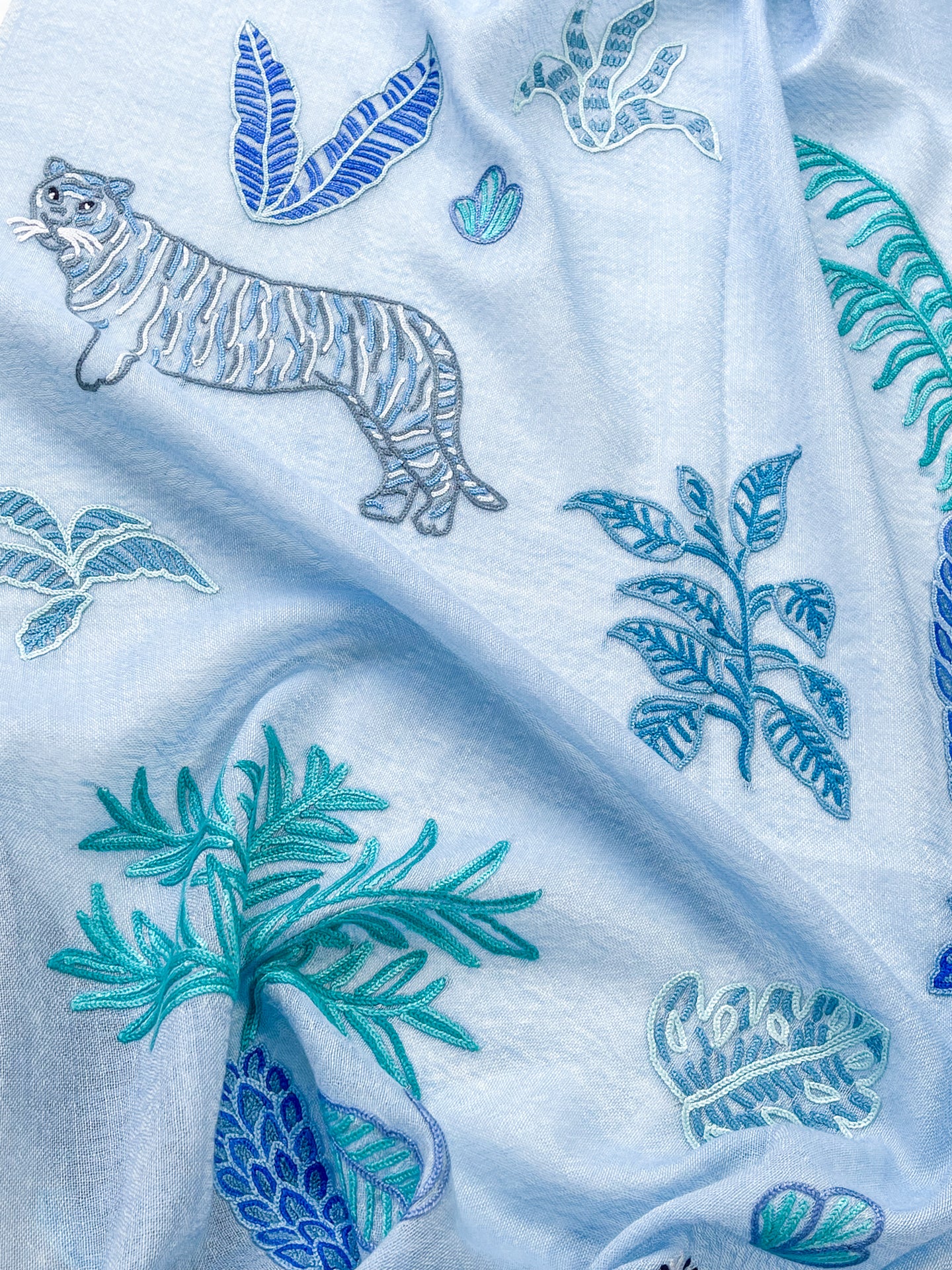 SAFARI DANCEゼブラ柄 薄手ウール&シルク アリー手刺繍ストール (ライトブルー)