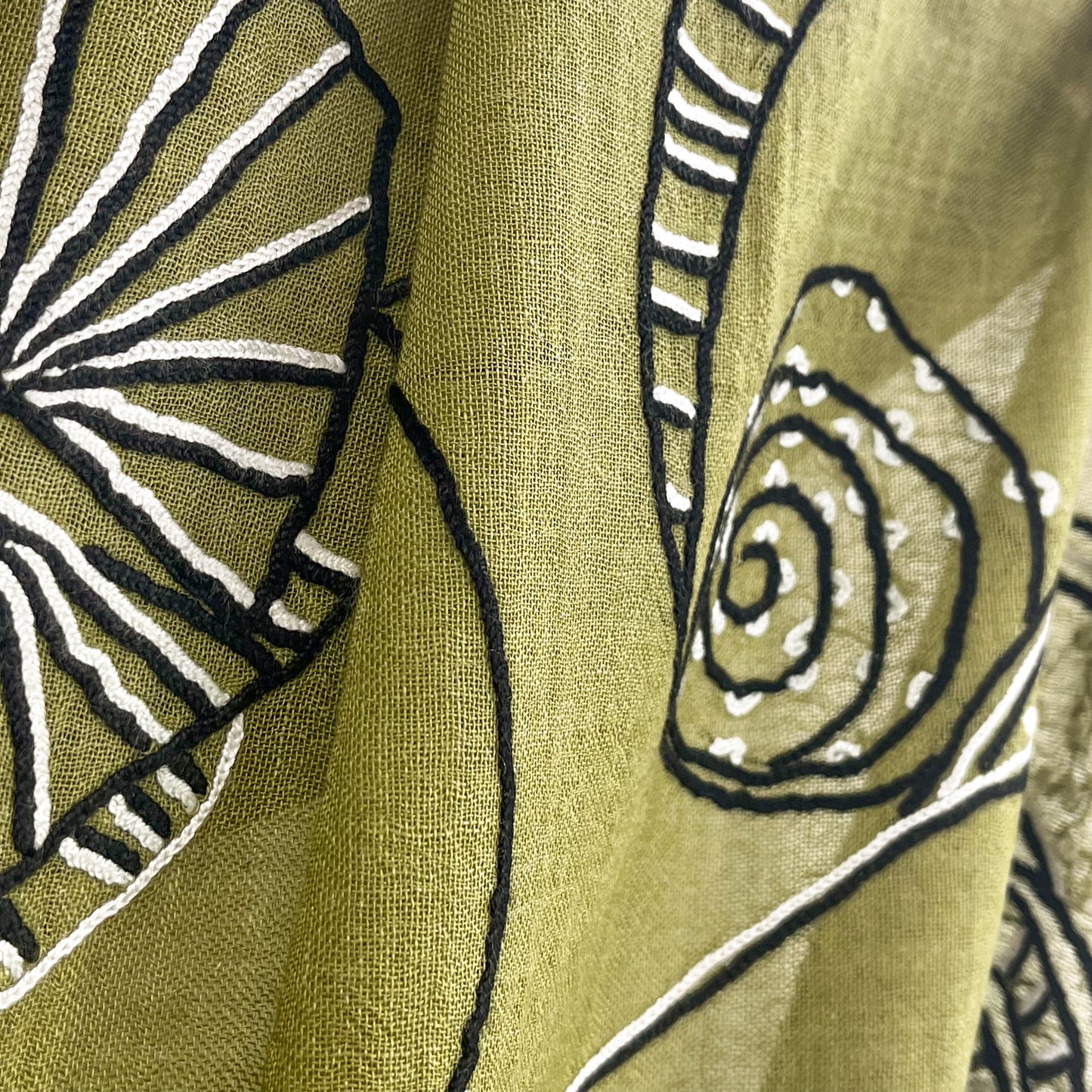 Ammonite ウール&シルク アリー手刺繍ストール(カーキ)