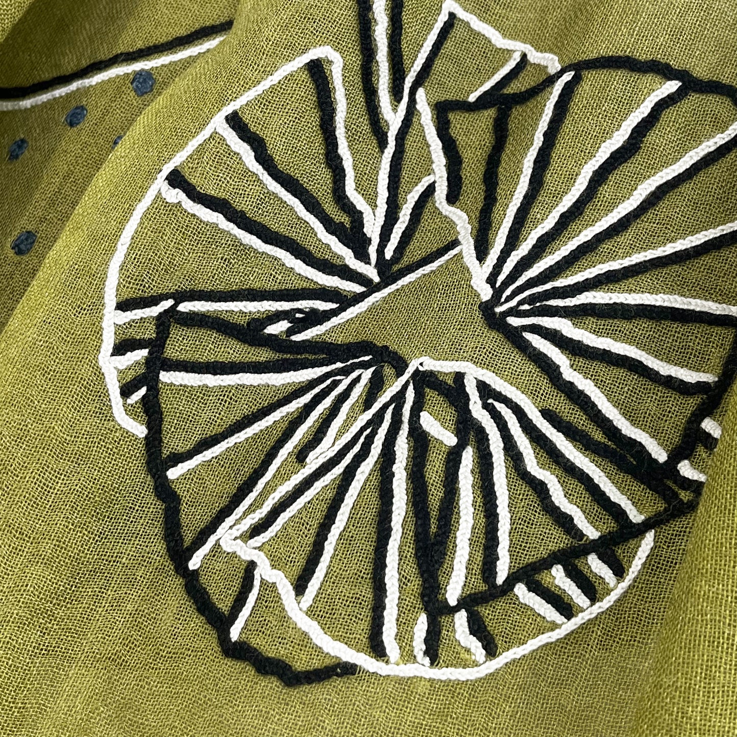 Ammonite ウール&シルク アリー手刺繍ストール(カーキ)