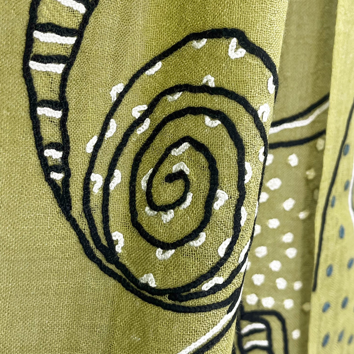 Ammonite ウール&シルク アリー手刺繍ストール(カーキ)