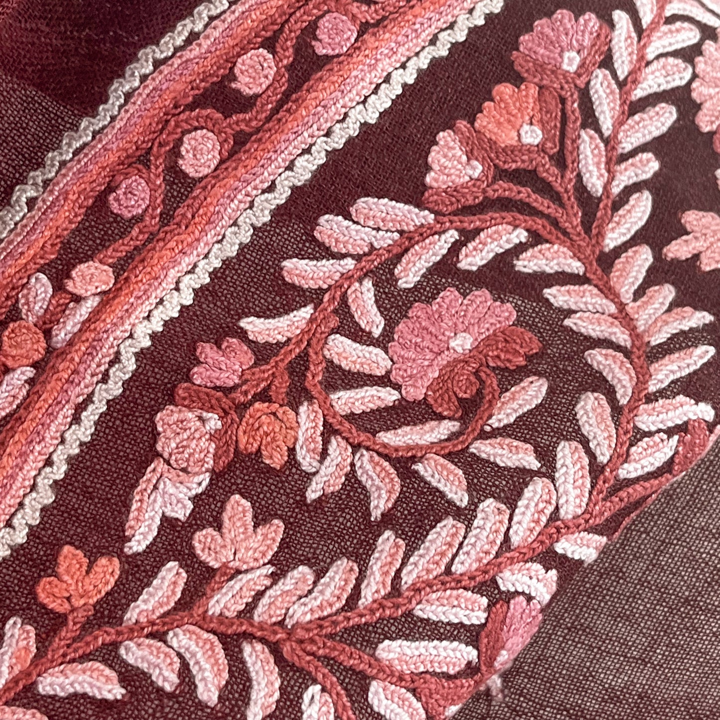 【期間限定スペシャル価格】薄手ウール&シルク アリー手刺繍ストール (ボルドー)