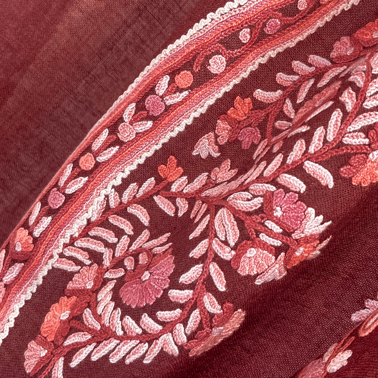 【期間限定スペシャル価格】薄手ウール&シルク アリー手刺繍ストール (ボルドー)