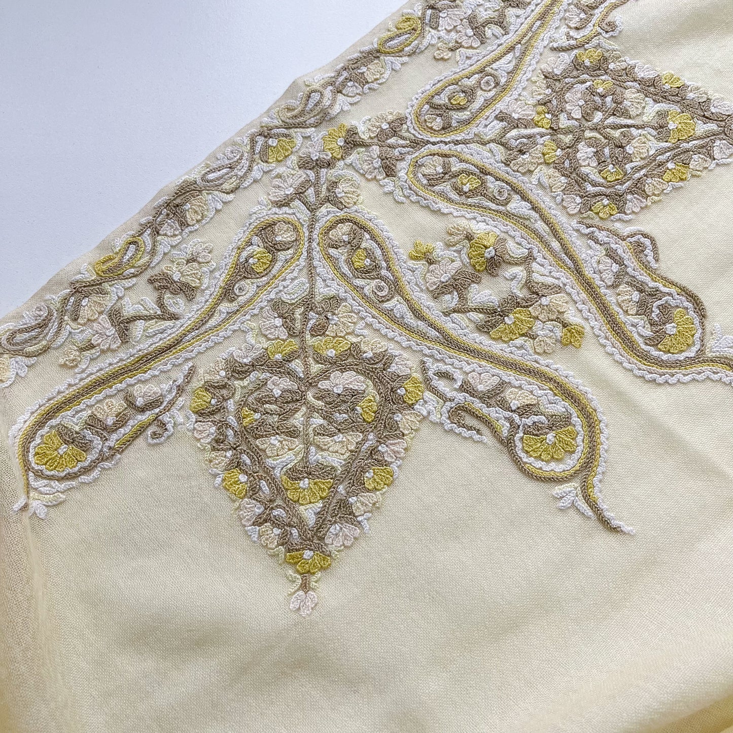 Flower&Paisley 薄手ウール&シルク アリー手刺繍ストール(ライトイエロー)