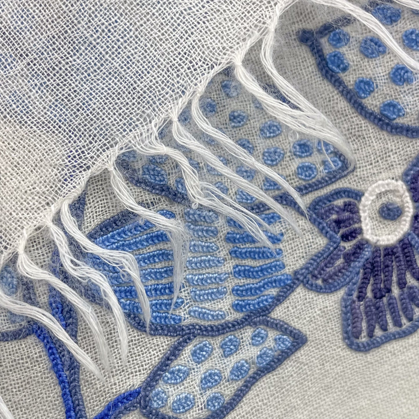 NEW VIVID FLOWERS薄手ウール&シルク アリー手刺繍ストール (ホワイト/ブルー)
