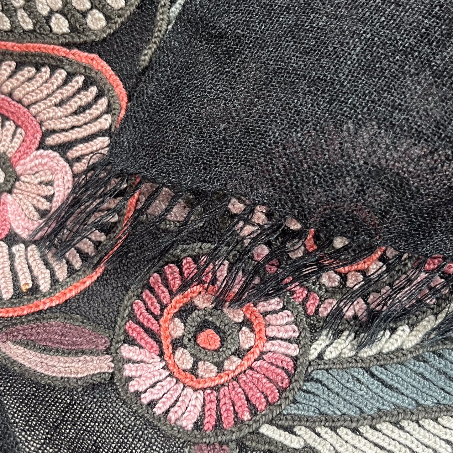 FLOWER TRAIN 薄手ウール&シルク アリー手刺繍ストール(オフブラック)