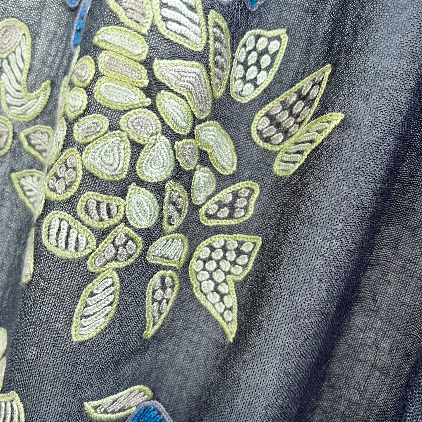 ウール&シルク アリー手刺繍ストール(ダークグレー)