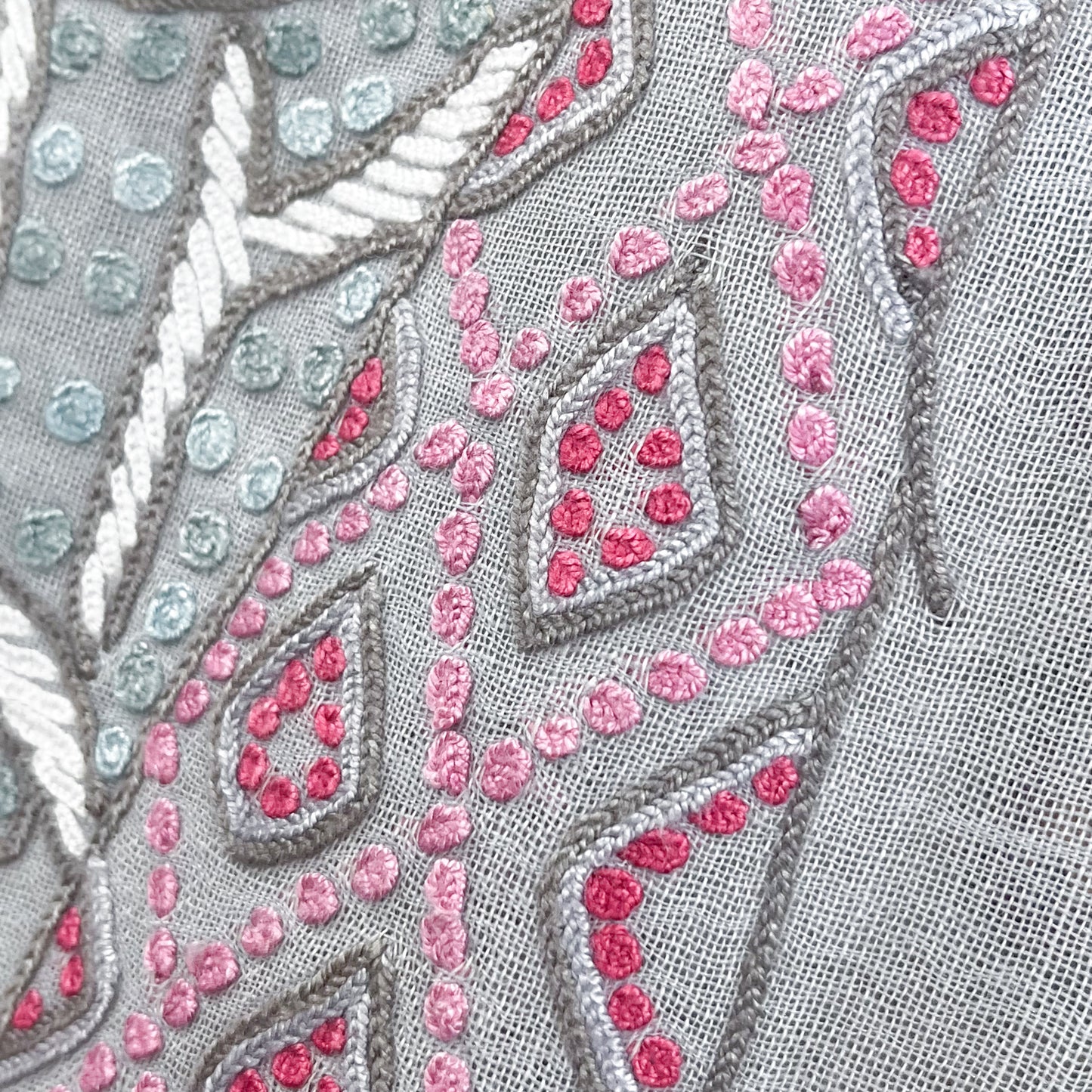 薄手ウール&シルク アリー手刺繍ストール (グレー)