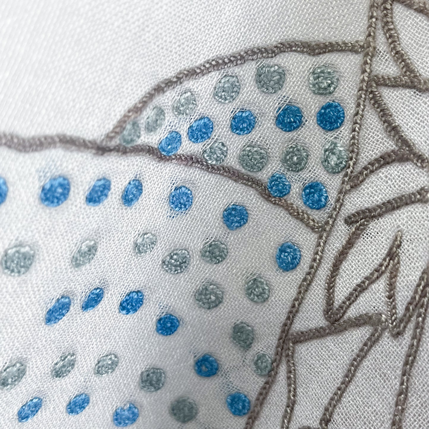 薄手ウール&シルク アリー手刺繍ストール (グレー)