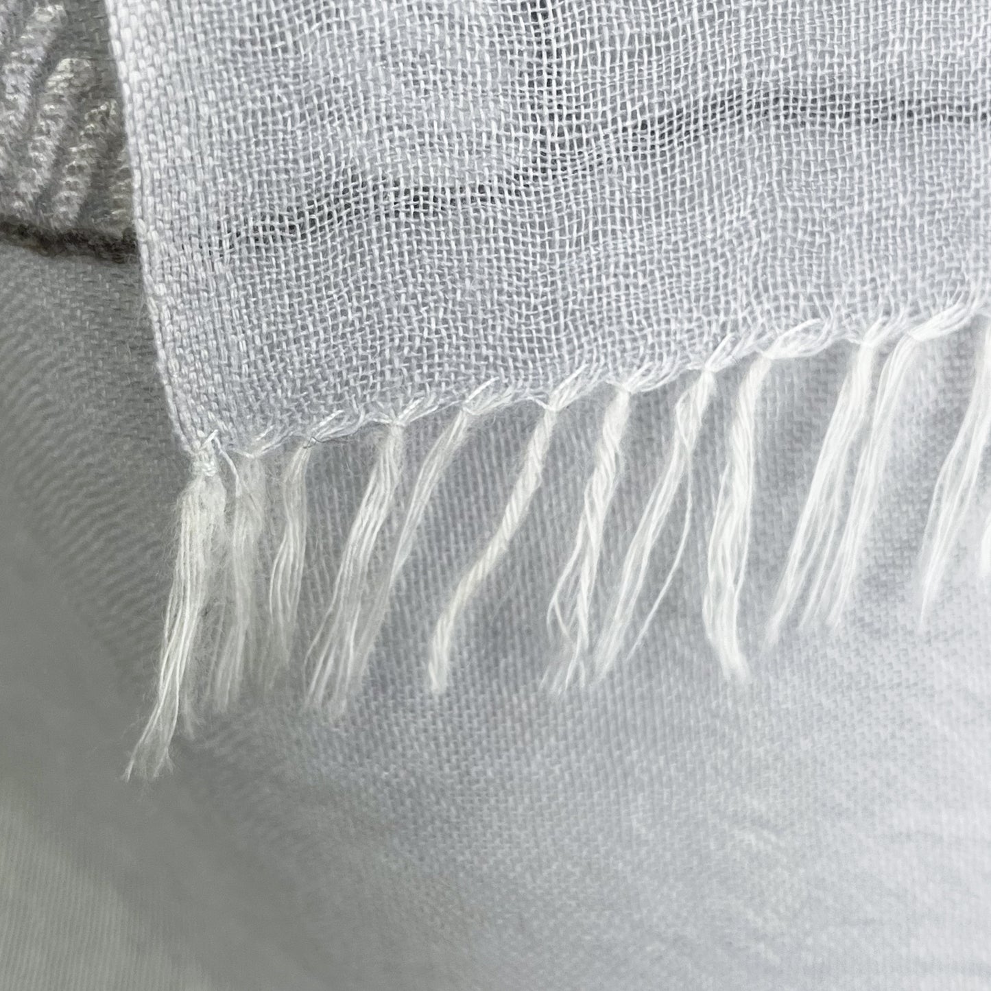 薄手ウール&シルク アリー手刺繍ストール (グレー)