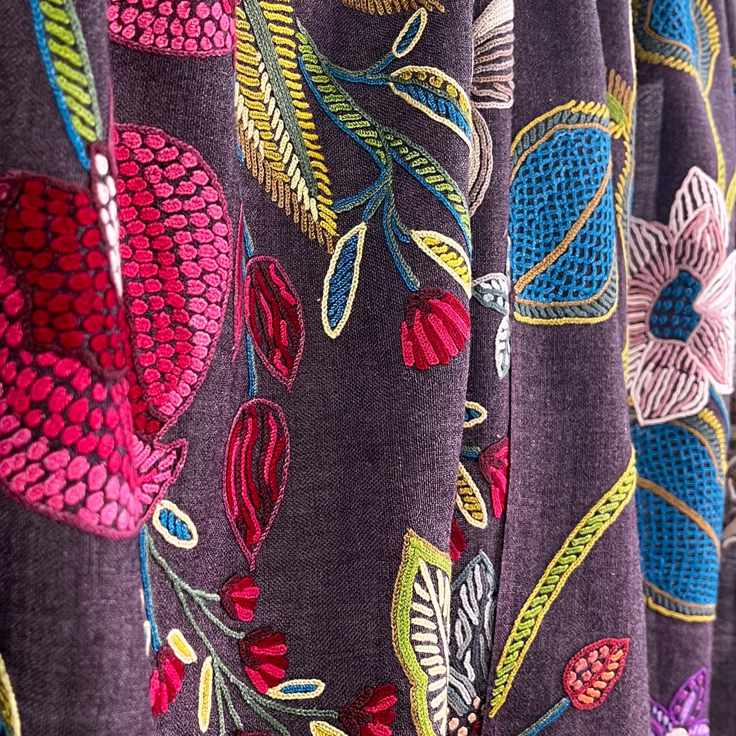 Flower Celebration 薄手ウール&シルク アリー手刺繍ストール(ディープパープル)