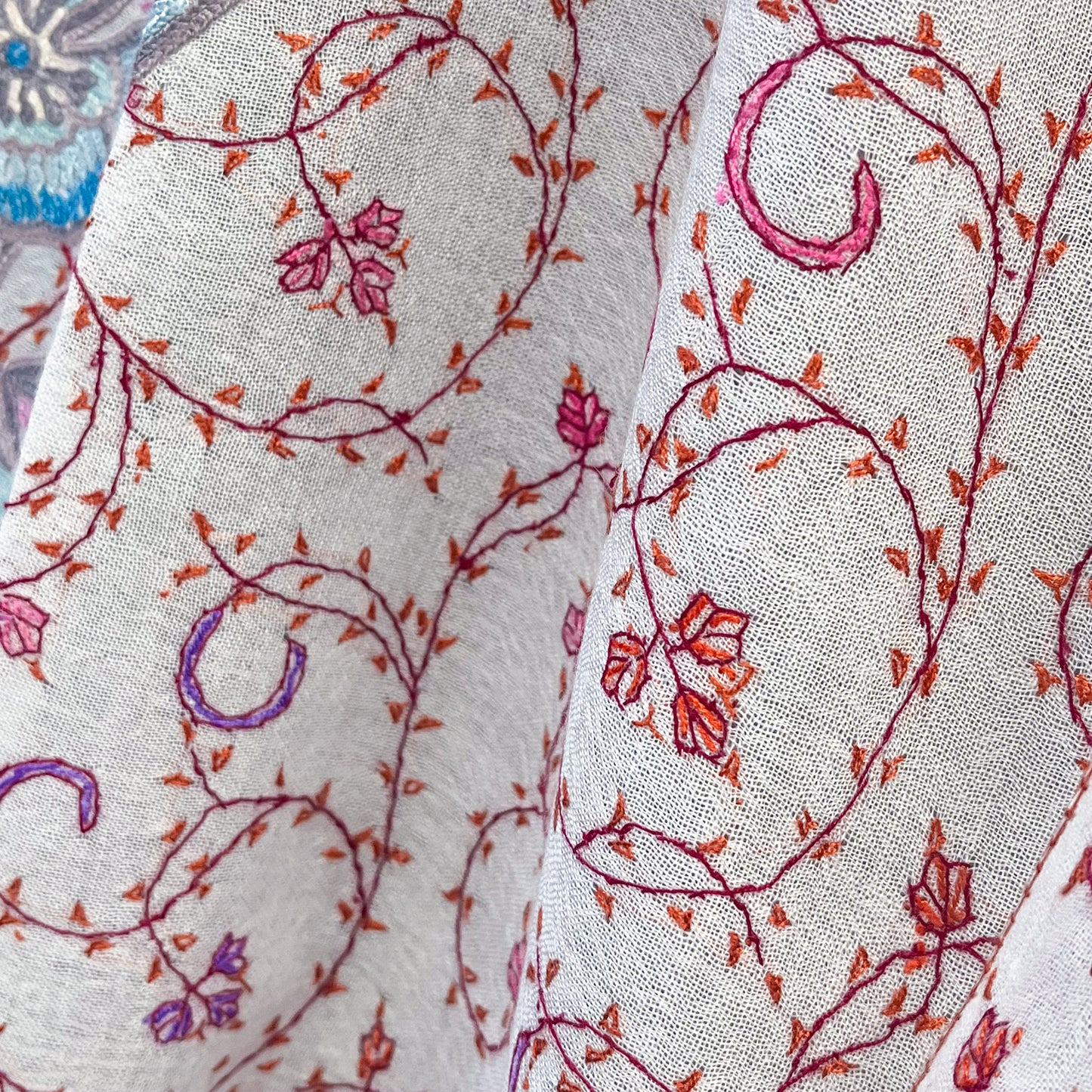 【SPECIAL PRICE】薄手ウール&シルク アリー&ニードル手刺繍ストール(ホワイト)【40%OFF】