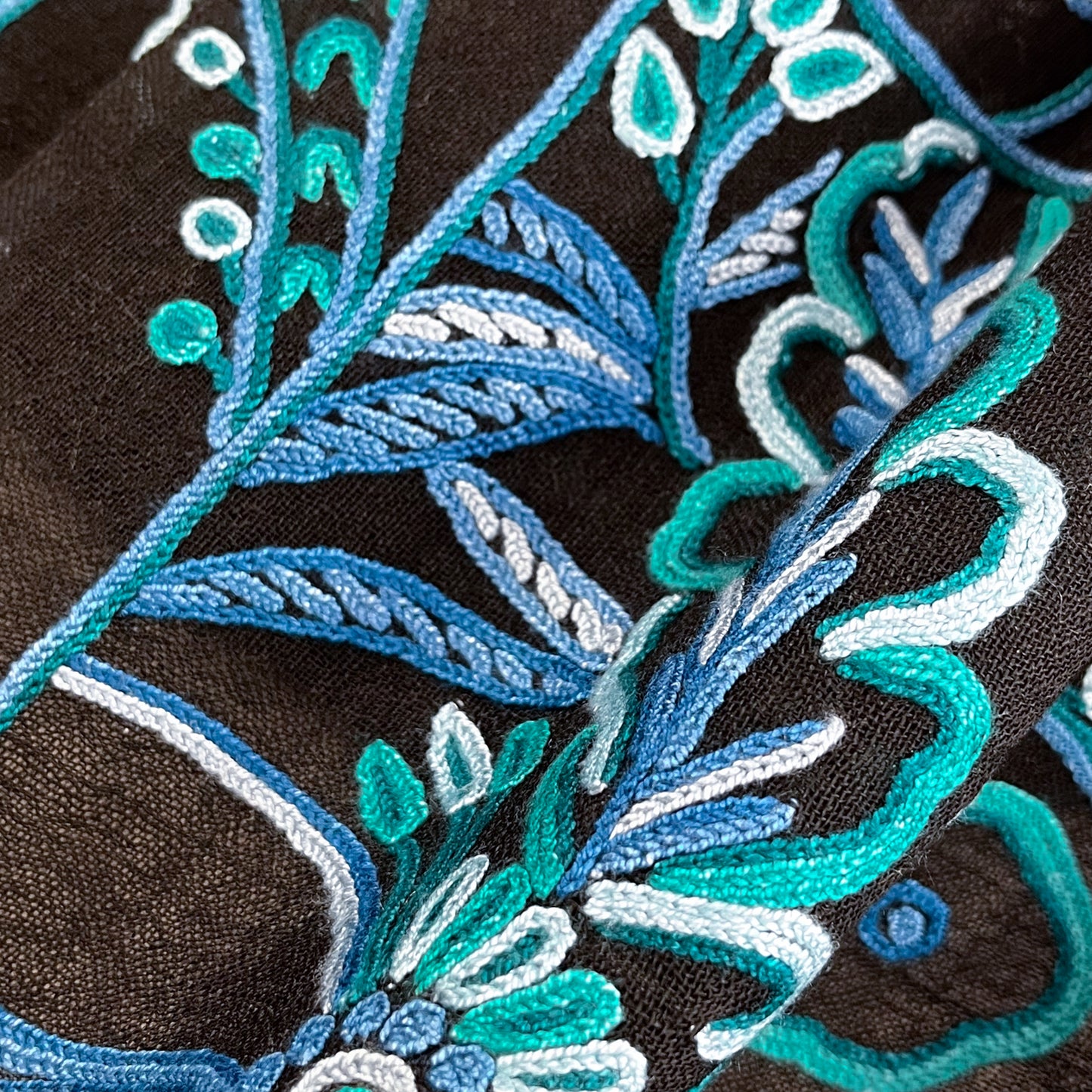 薄手ウール&シルク アリー&ニードル手刺繍ストール(ブラック/ターコイズ)