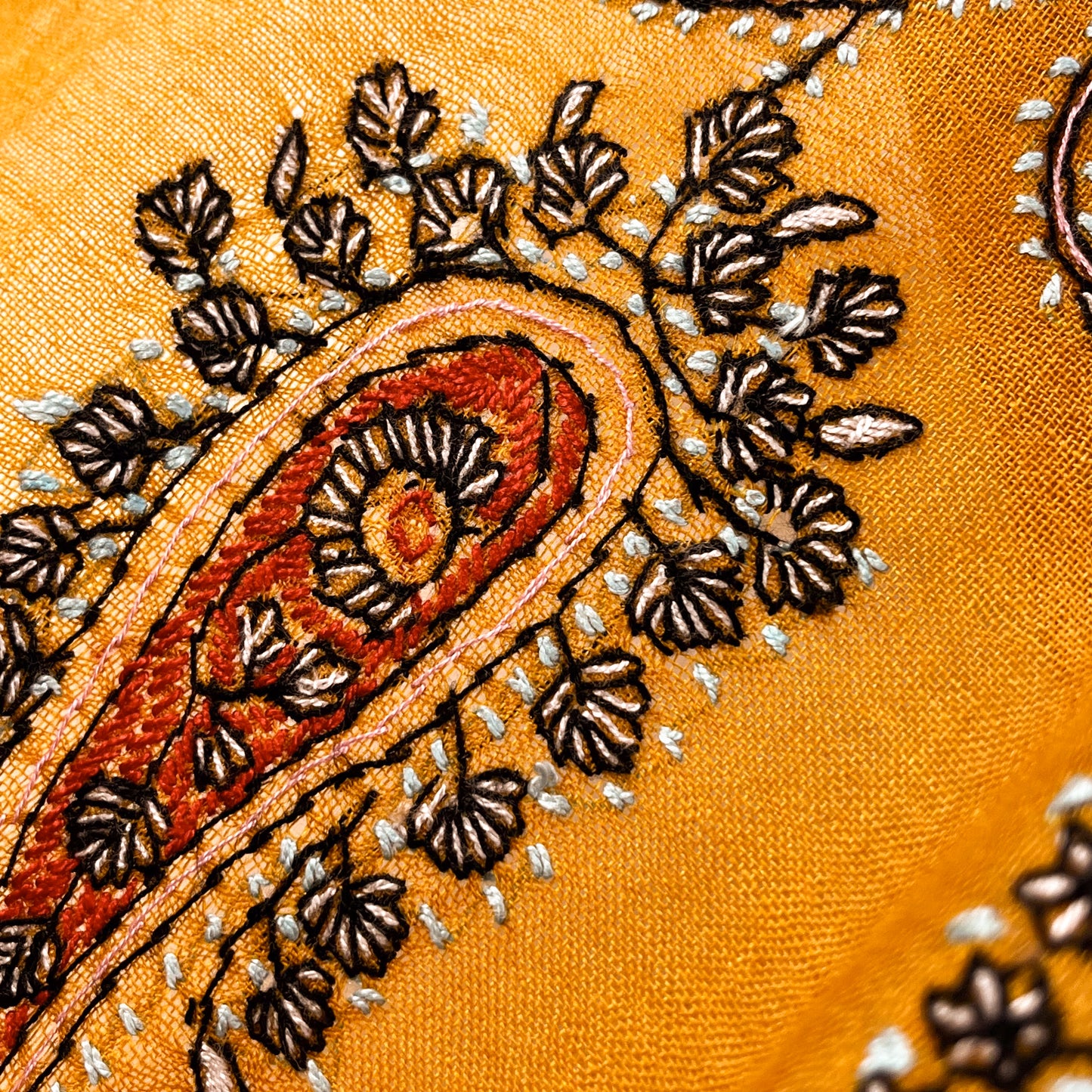 ELEGANT NEEDLE 薄手ウール&シルク ニードル手刺繍ストール (ゴールド)
