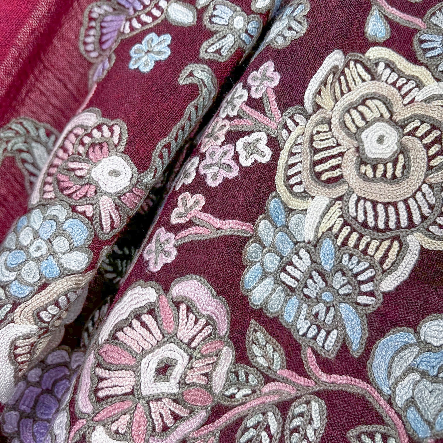 Passion Flowers 薄手ウール&シルク プリント&アリー手刺繍ストール (ボルドー)