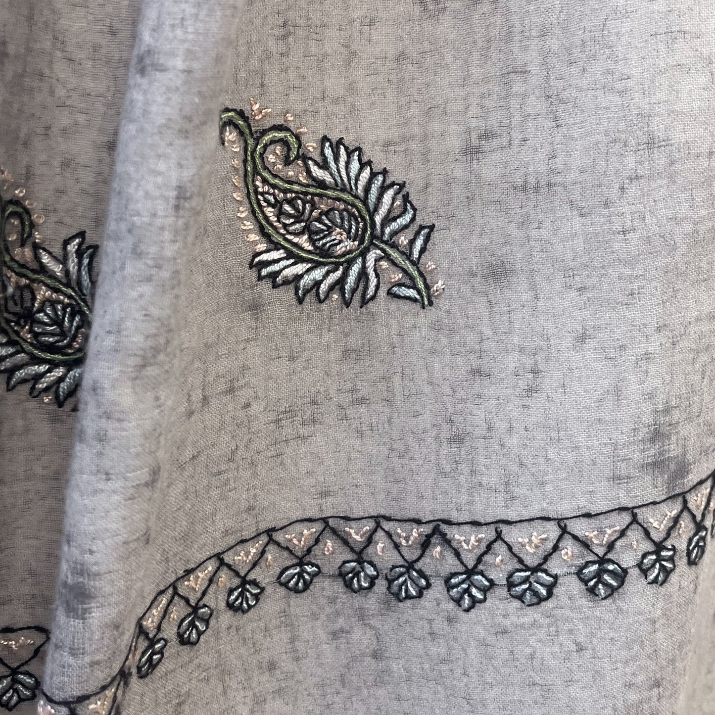 日本製オーガニックコットン素材 ニードル手刺繍 ストール (グレー)