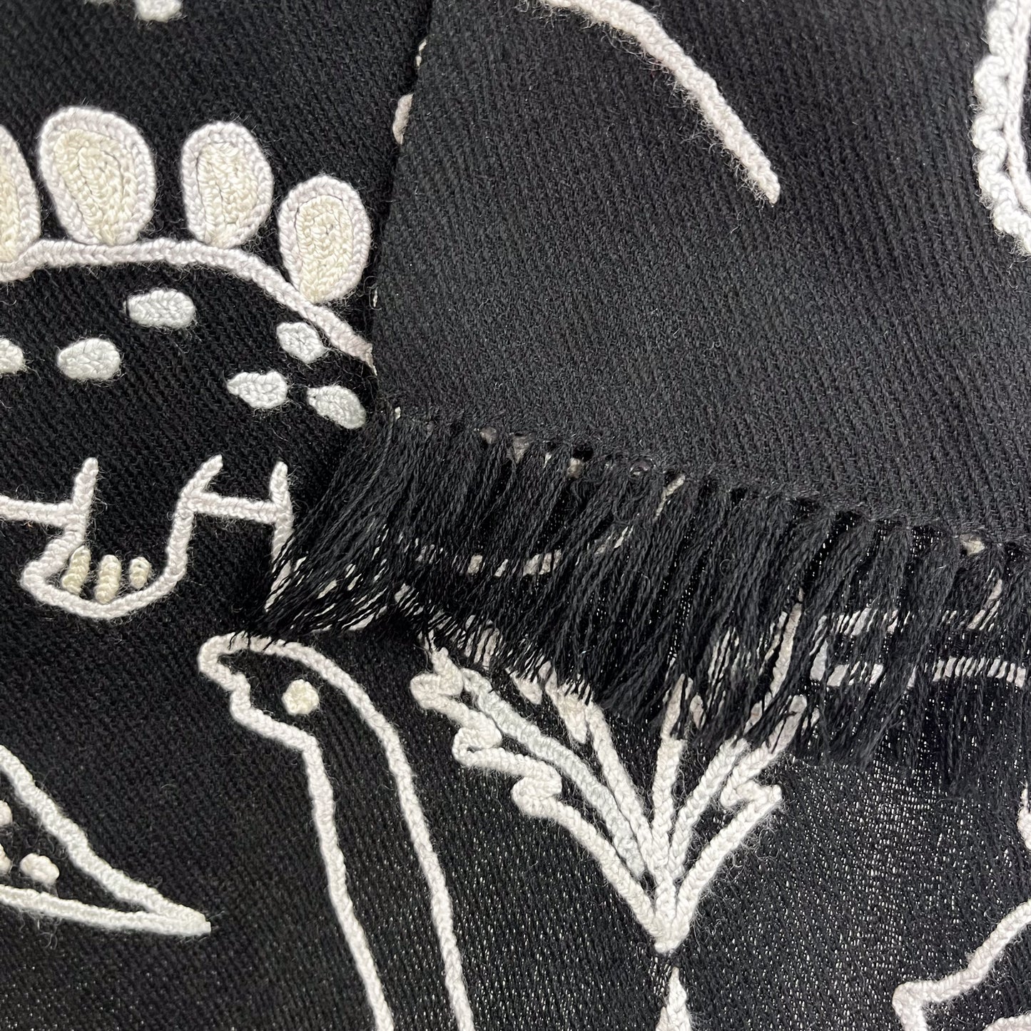 Dinosaur ウール アリー手刺繍ストール(ブラック)