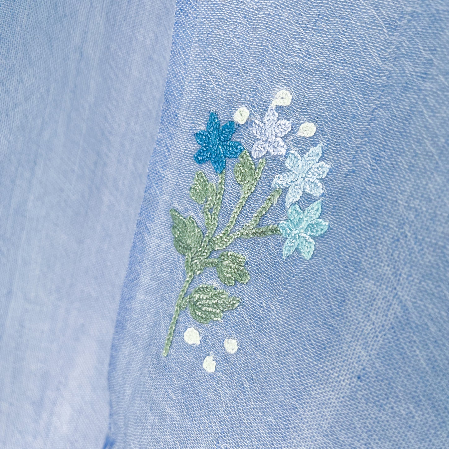 ミモザ 薄手ウール&シルク アリー手刺繍細幅ストール (スカイブルー)