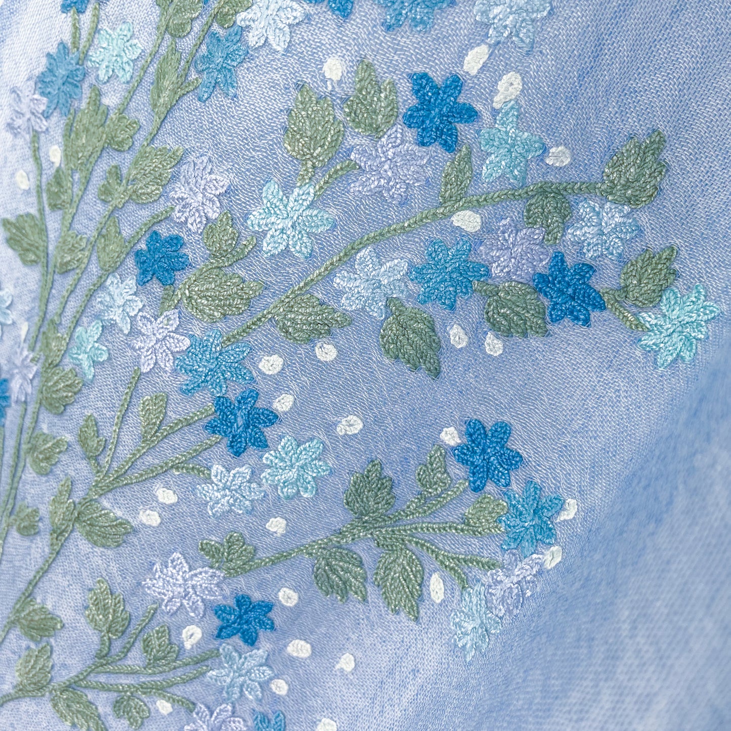ミモザ 薄手ウール&シルク アリー手刺繍細幅ストール (スカイブルー)