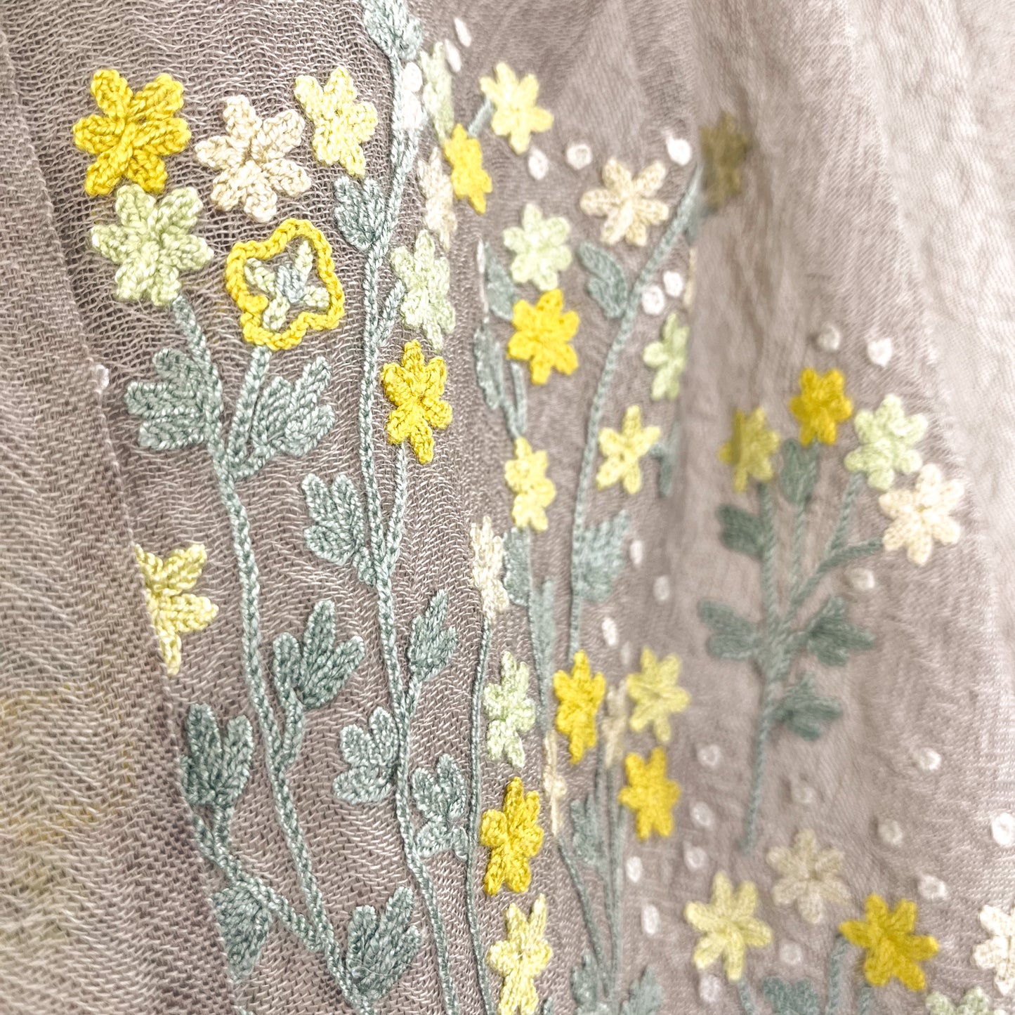 ミモザ 薄手ウール&シルク アリー手刺繍細幅ストール (グレージュ)