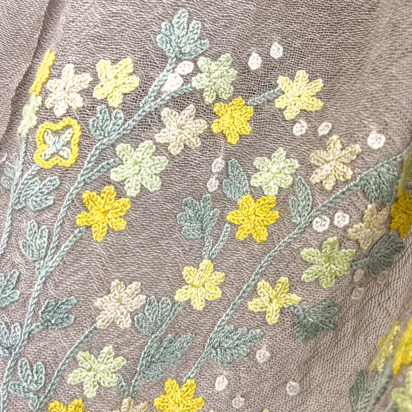 ミモザ 薄手ウール&シルク アリー手刺繍細幅ストール (グレージュ)