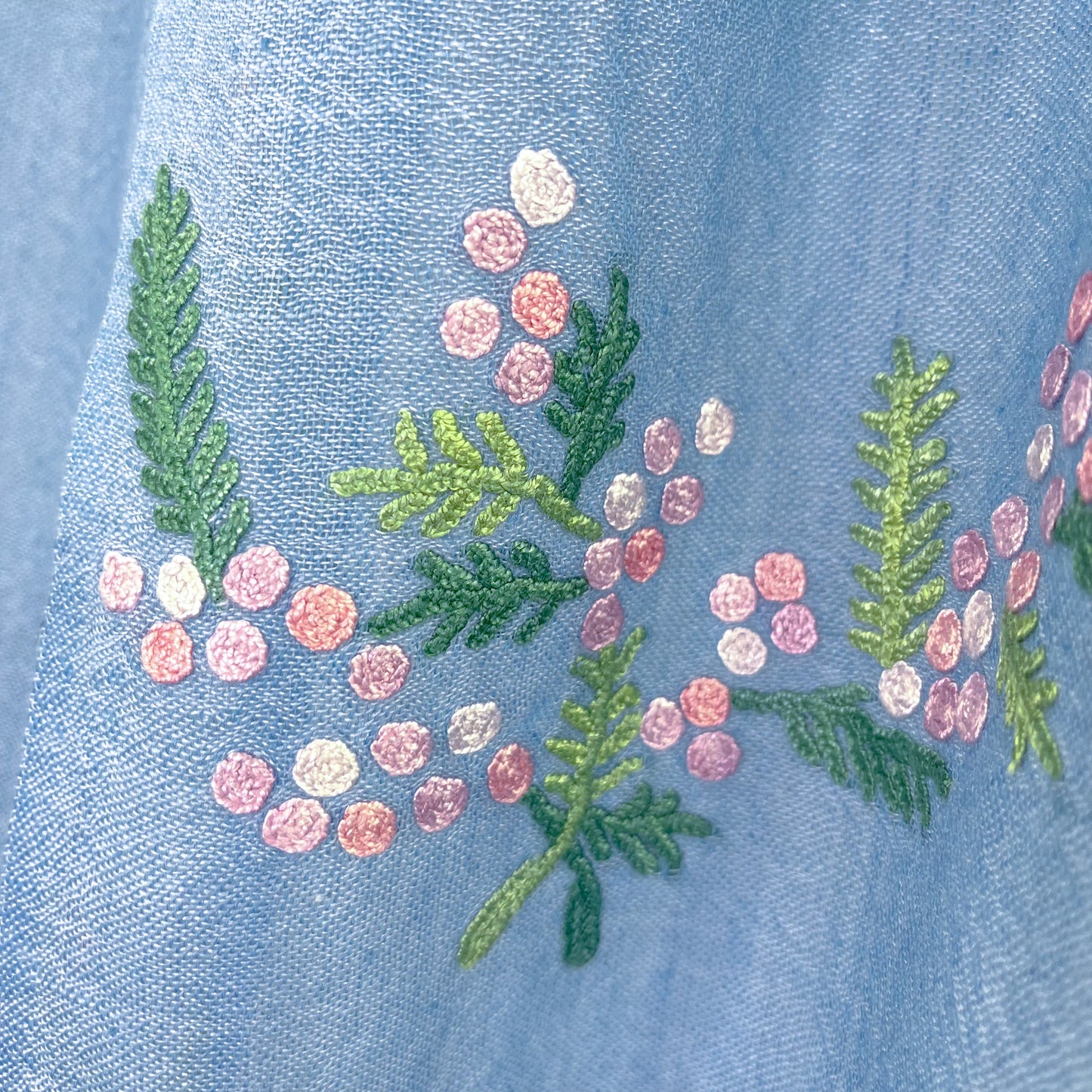 ミモザ 薄手ウール&シルク アリー手刺繍細幅ストール (ライトブルー)