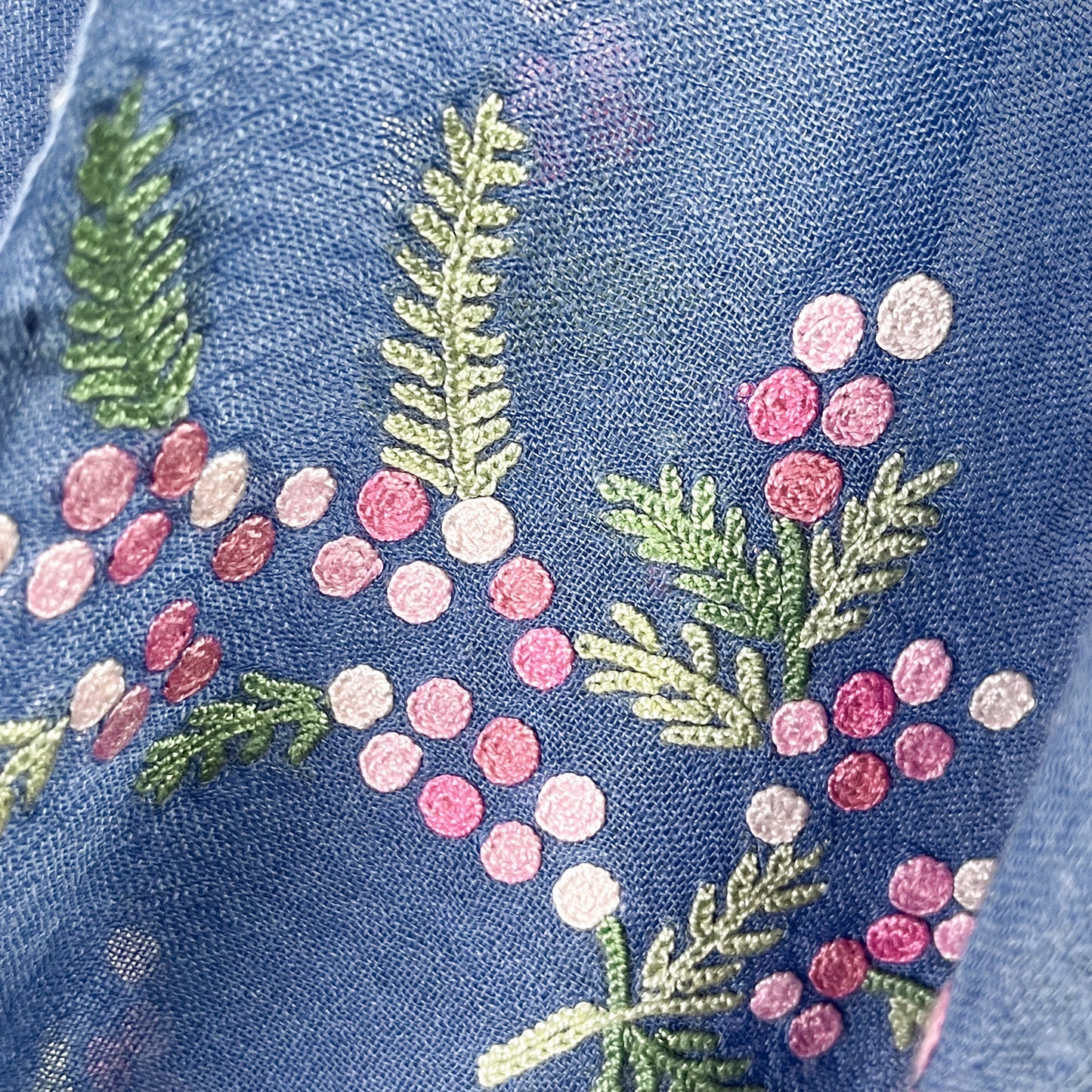 ミモザ 薄手ウール&シルク アリー手刺繍細幅ストール (ネイビー)