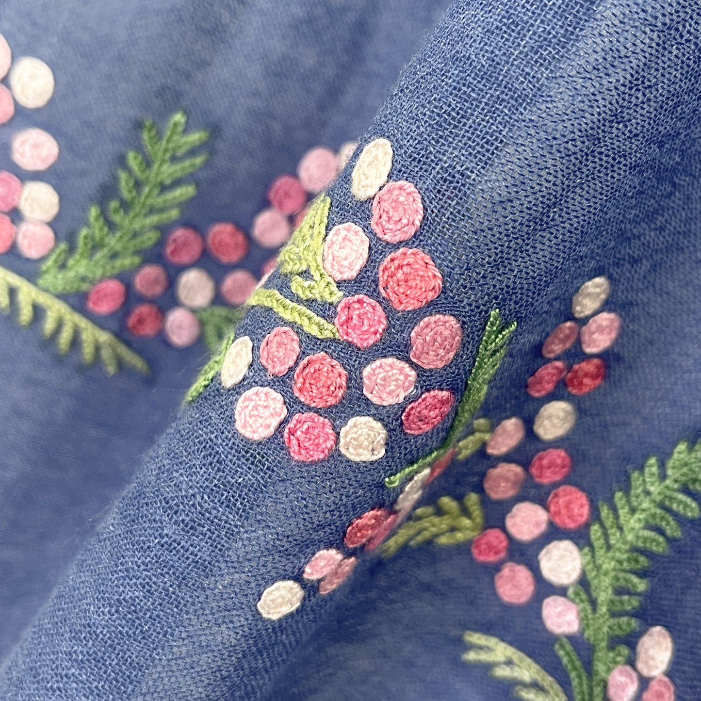 ミモザ 薄手ウール&シルク アリー手刺繍細幅ストール (ネイビー)