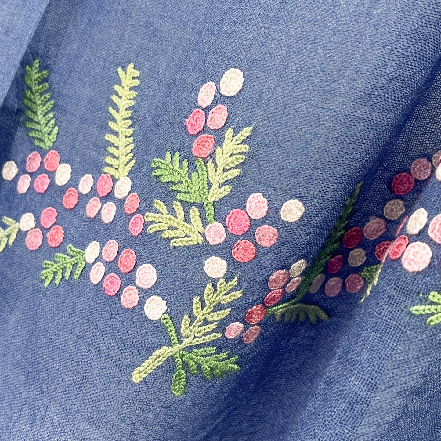 ミモザ 薄手ウール&シルク アリー手刺繍細幅ストール (ネイビー)