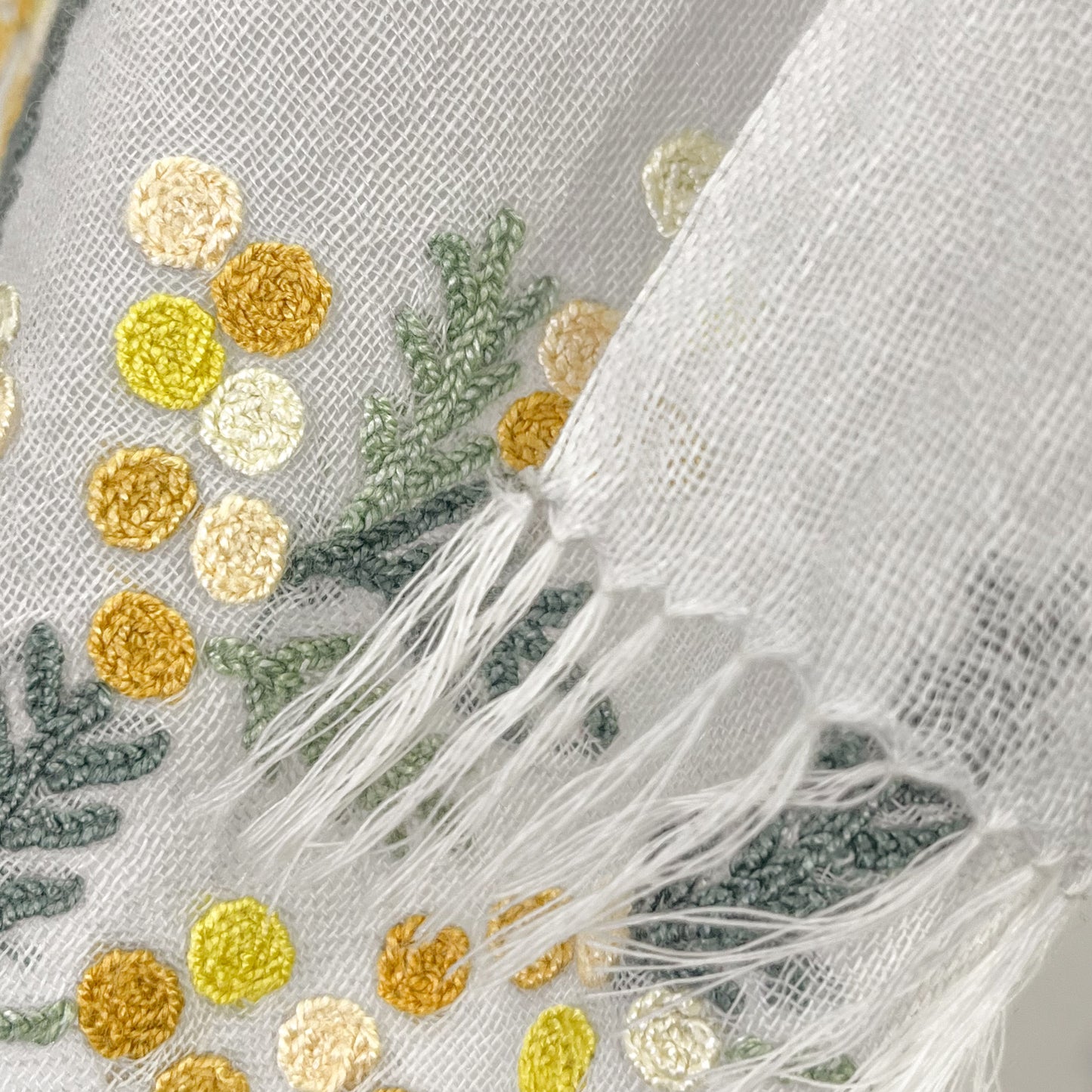 ミモザ 薄手ウール&シルク アリー手刺繍細幅ストール (ライトグレー)