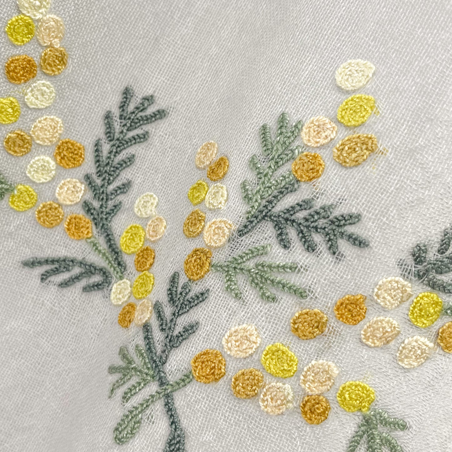 ミモザ 薄手ウール&シルク アリー手刺繍細幅ストール (ライトグレー)