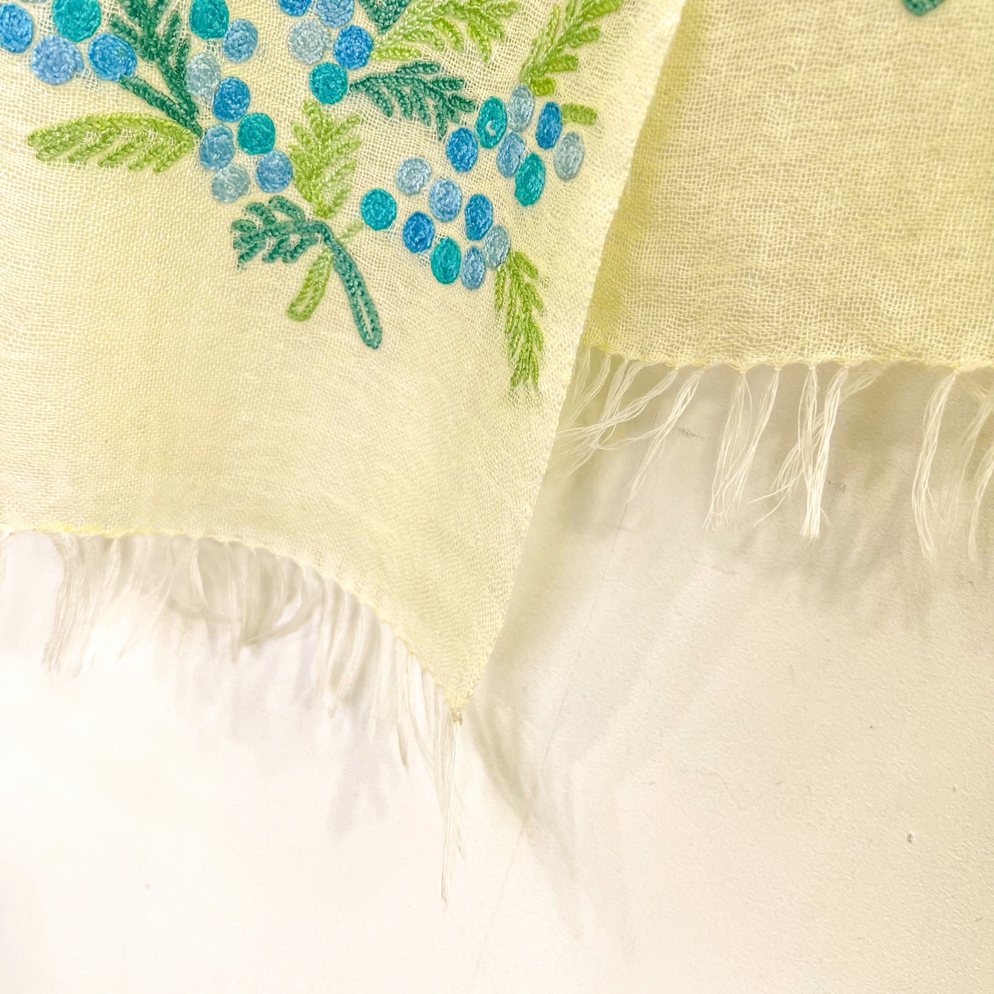 ミモザ 薄手ウール&シルク アリー手刺繍細幅ストール (ライトイエロー)