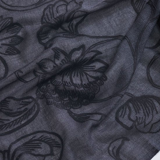 EXOTIC FLOWER 薄手ウール&シルク アリー手刺繍ストール (オフブラック/ブラック)