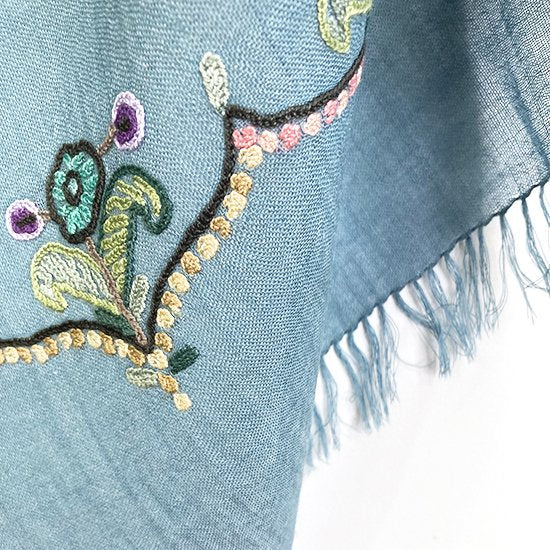 フラワーモチーフ 薄手ウール&シルク アリー手刺繍ストール (ブルーグレー)