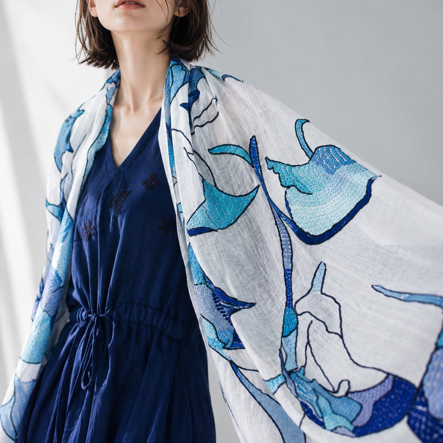 GARDEN IN A MIST Linen Ari Hand-Embroidered Stole (White/Blue)
