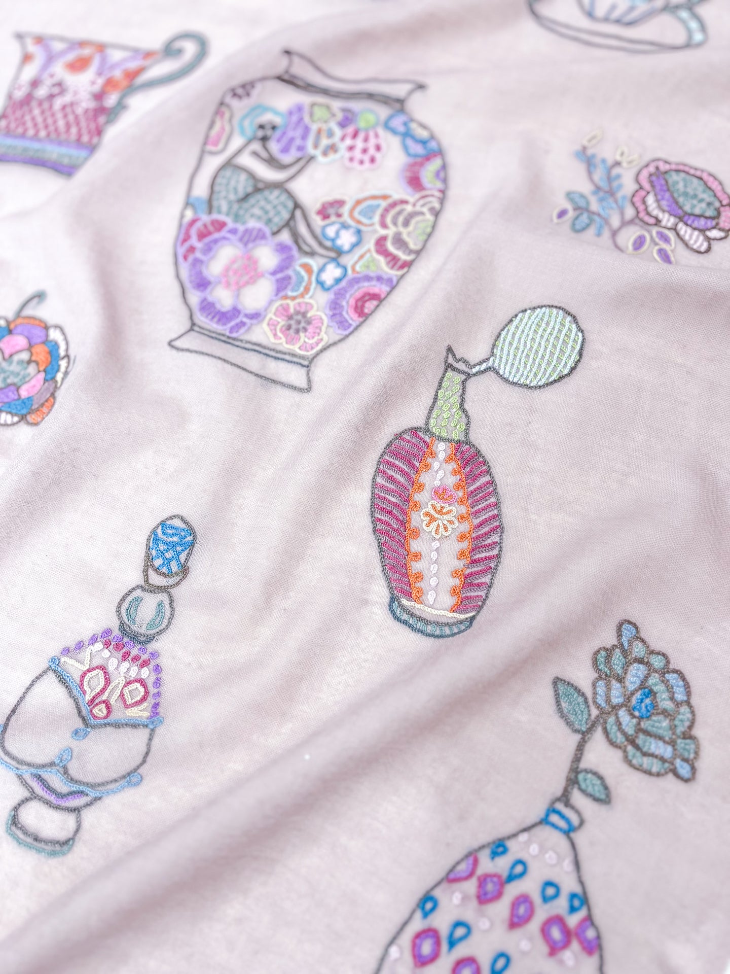 薄手ウールシルク アリー手刺繍ストール (ライトピンク)