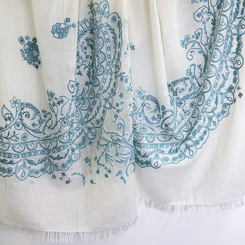 Lace 薄手ウール&シルク アリー手刺繍ストール (ホワイト／ライトブルー)