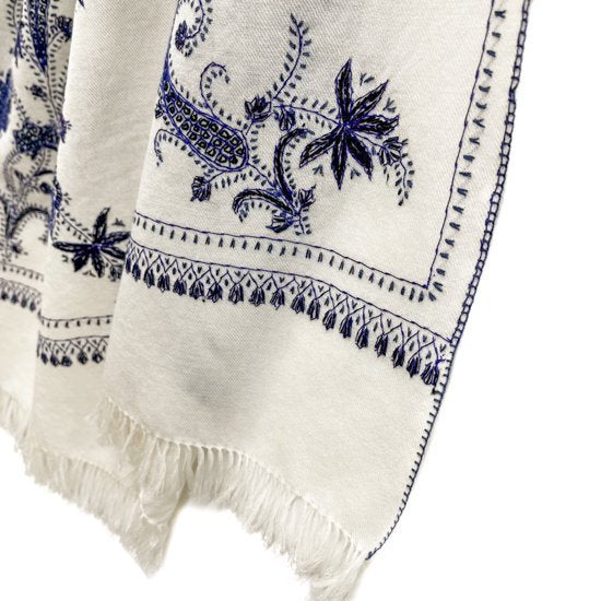 Wool needle-embroidered stole (white/navy)