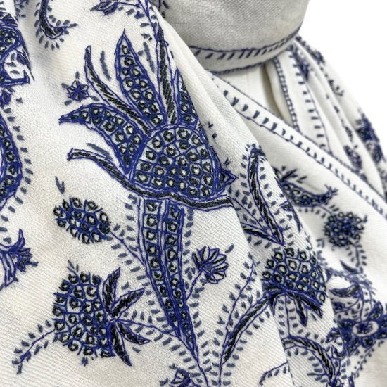 Wool needle-embroidered stole (white/navy)