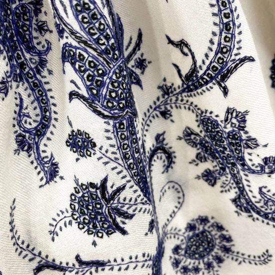 Wool needle-embroidered stole (white/navy)