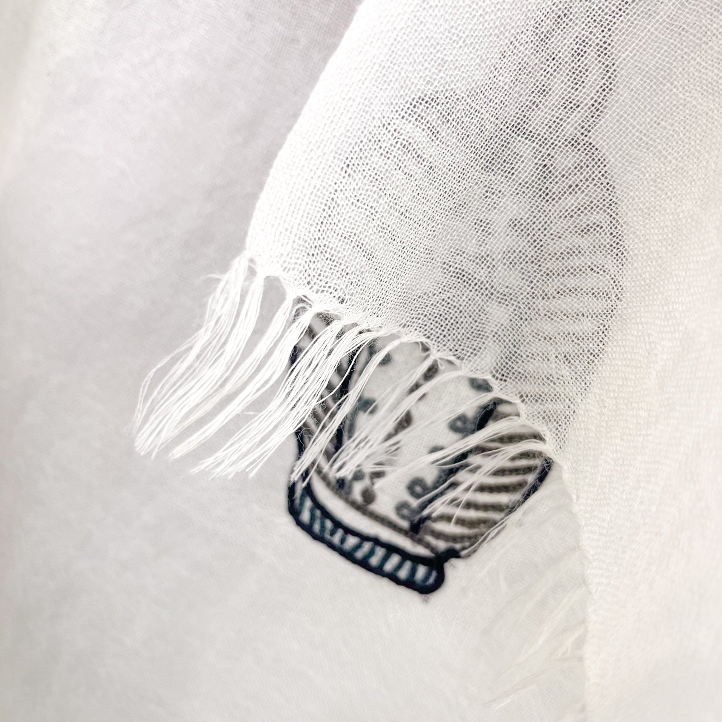 薄手ウールシルク アリー手刺繍ストール (ホワイト/ブラック)