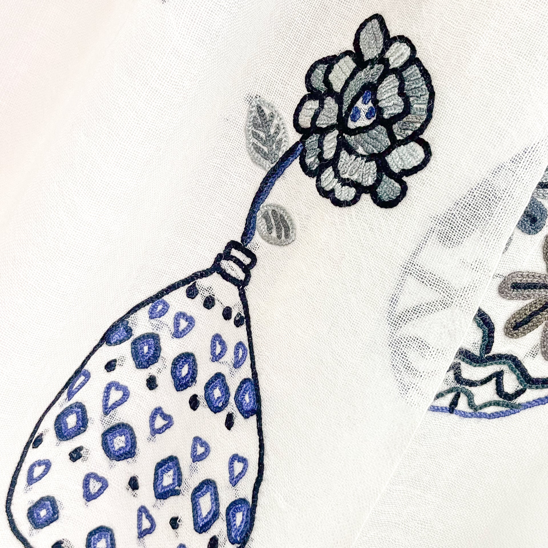 薄手ウールシルク アリー手刺繍ストール (ホワイト/ブラック) – TARA