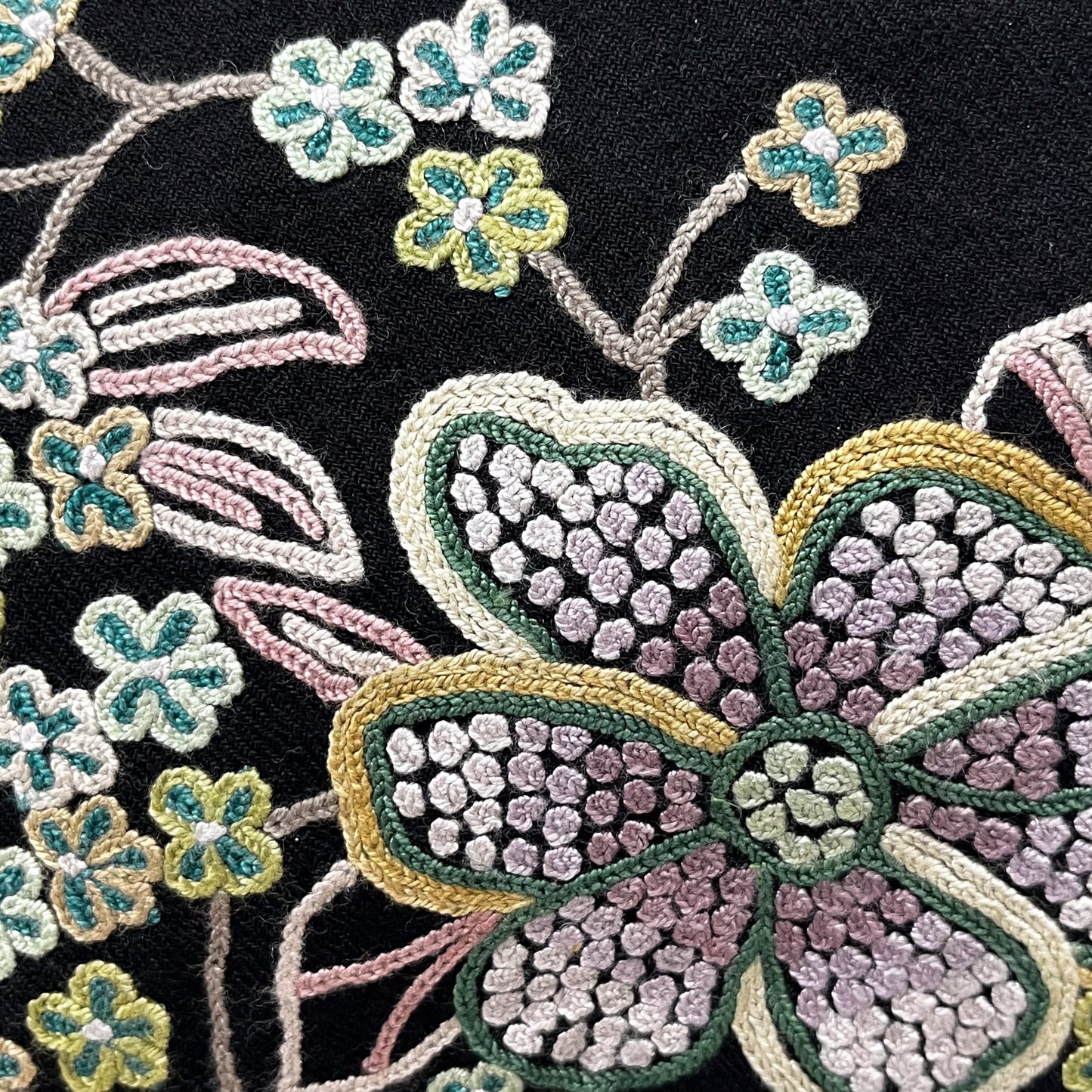 2026HappyBag 5万円＜ウール アリー手刺繍ストール1点+細幅マシン刺繍ストール1点+ウール毛糸手刺繍ストール1点+アリー手刺繍 ショルダーバッグ1点セット＞1点限定！