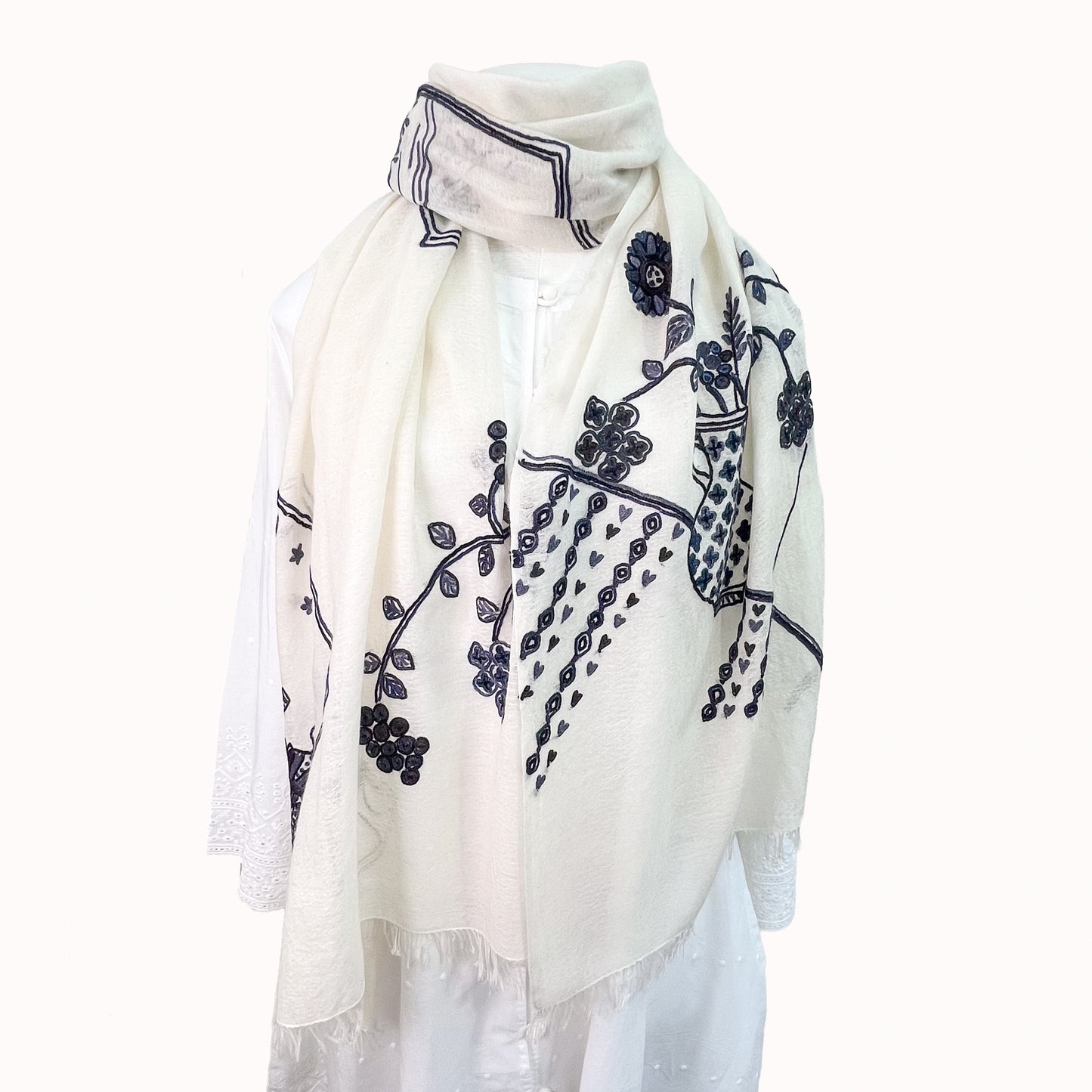 New Holiday Memories ウールシルク 手刺繍ストール(ホワイト/ブラック)