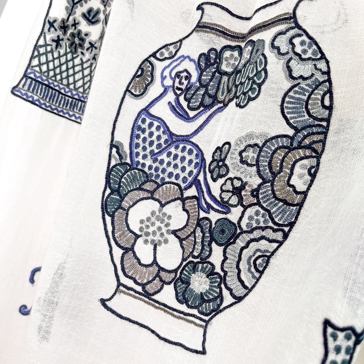 薄手ウールシルク アリー手刺繍ストール (ホワイト/ブラック)