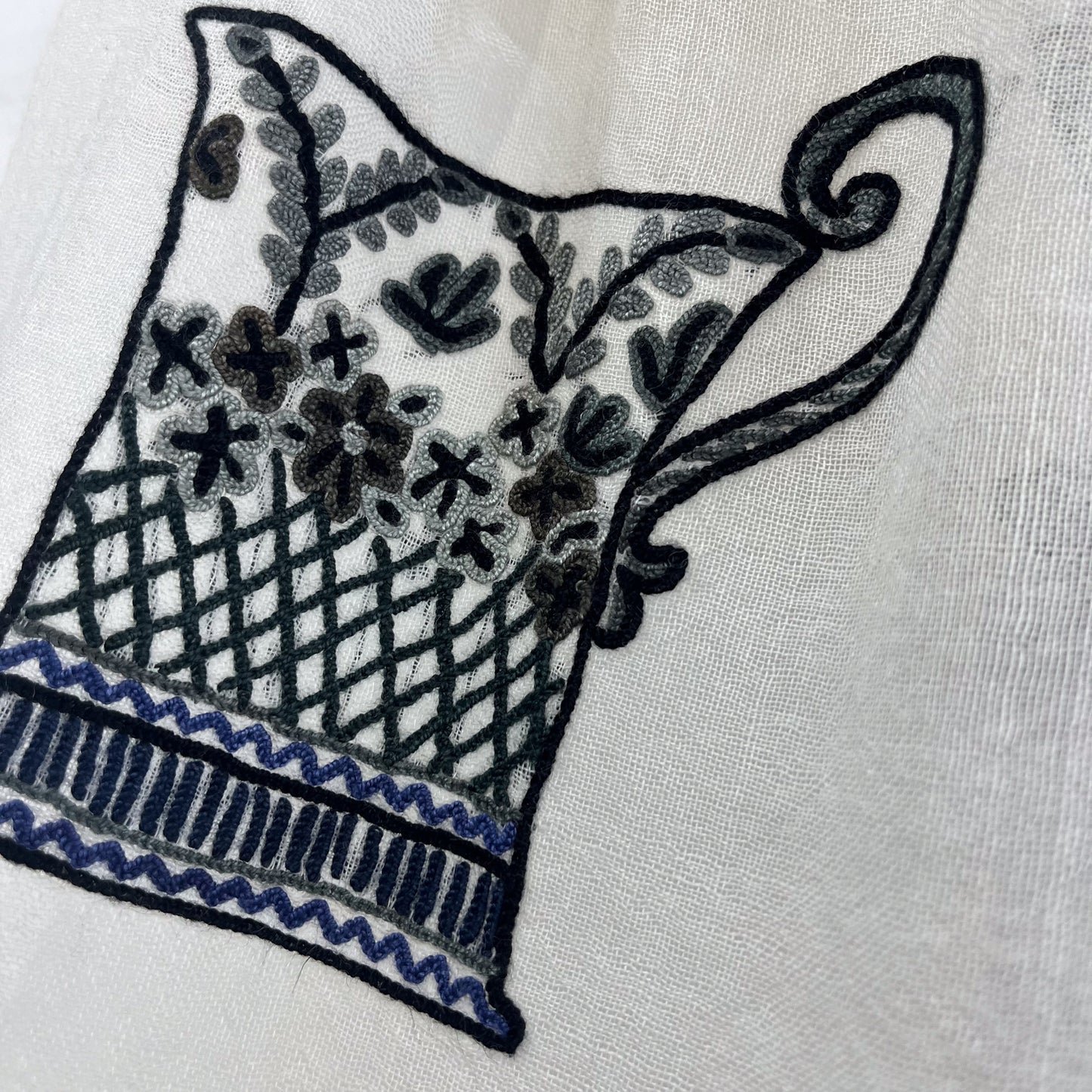 薄手ウールシルク アリー手刺繍ストール (ホワイト/ブラック)