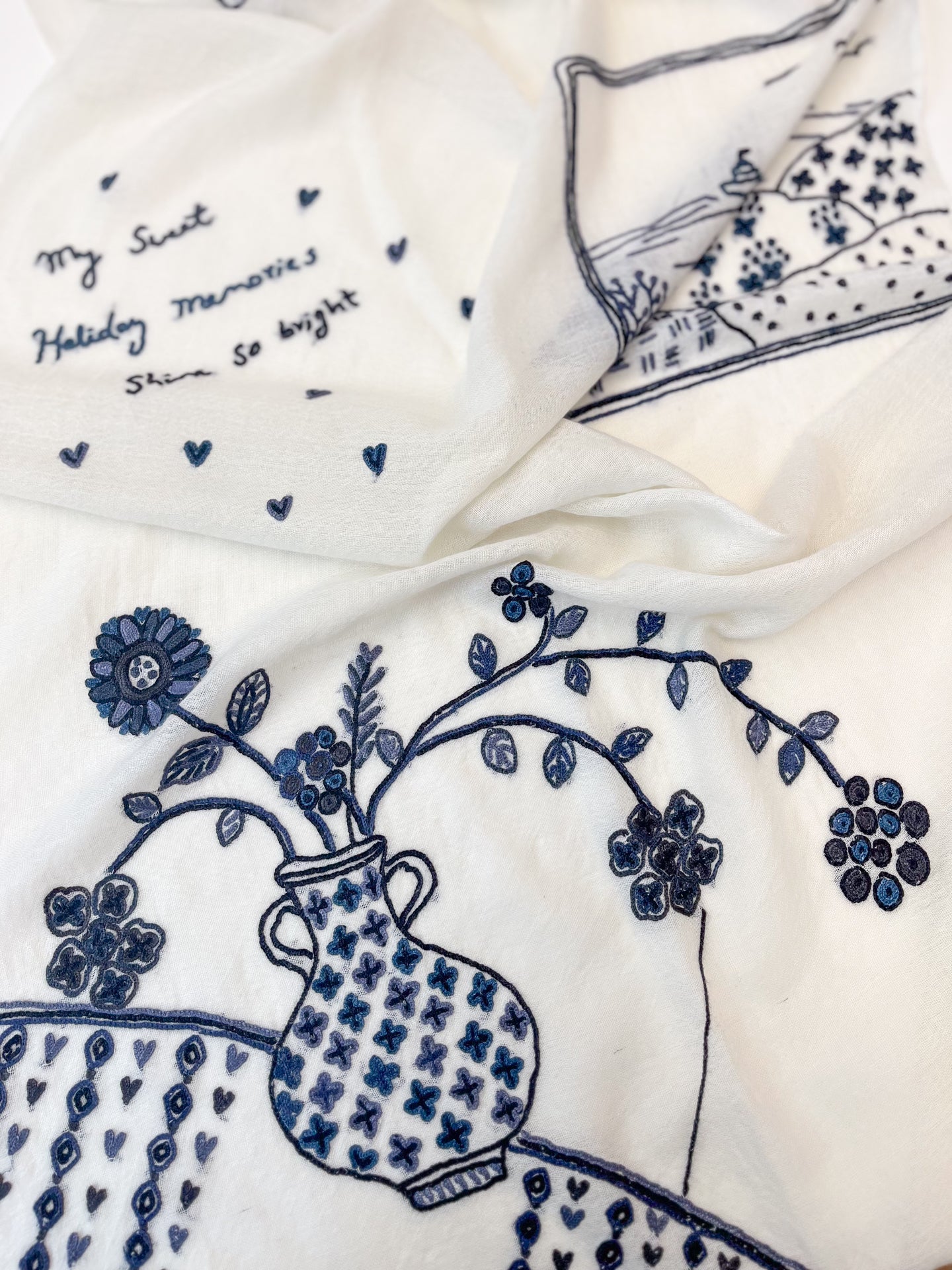 New Holiday Memories ウールシルク 手刺繍ストール(ホワイト/ブラック)