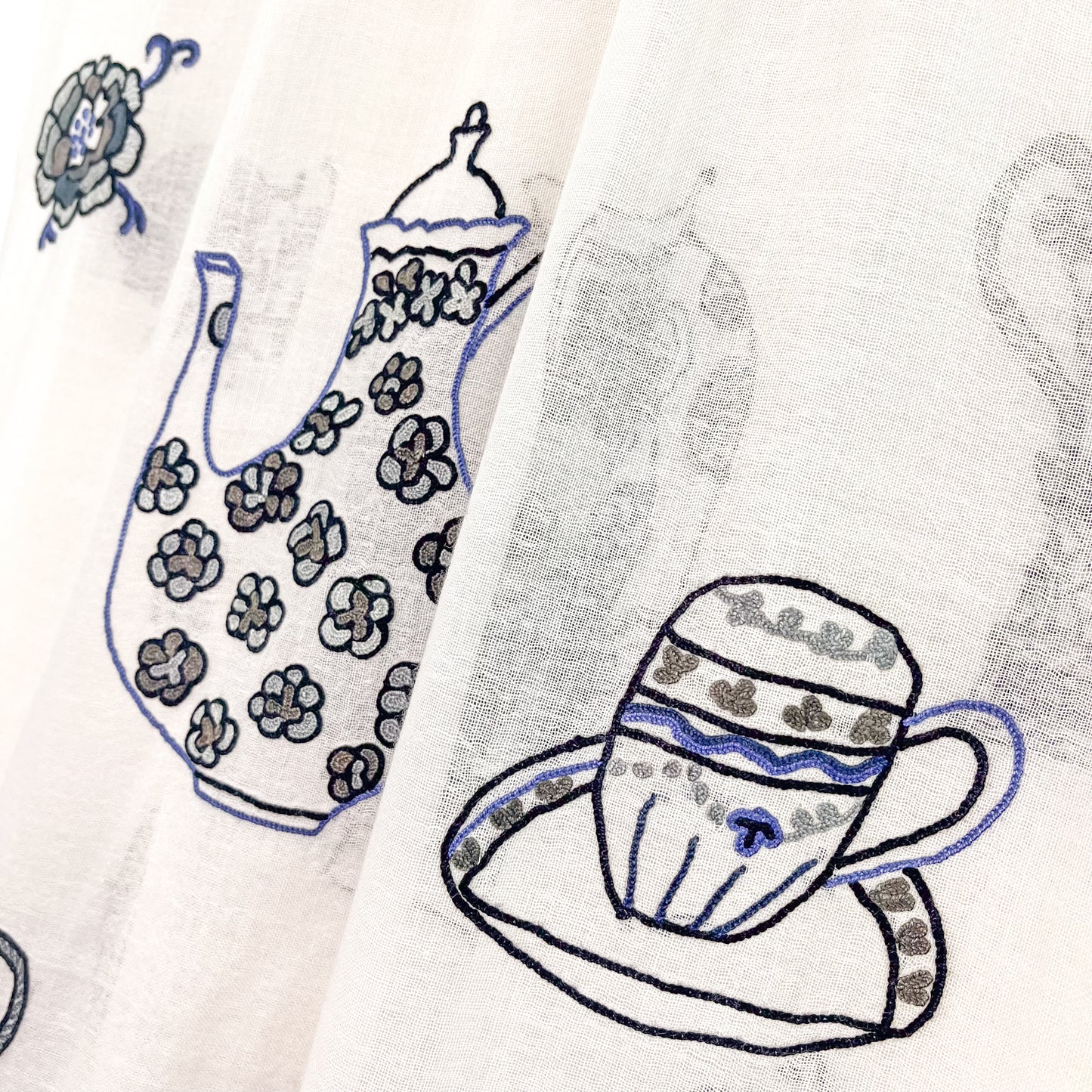 薄手ウールシルク アリー手刺繍ストール (ホワイト/ブラック)