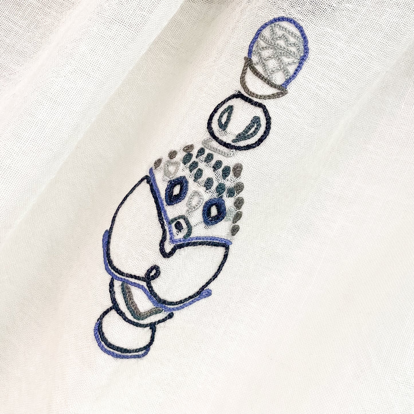 薄手ウールシルク アリー手刺繍ストール (ホワイト/ブラック)