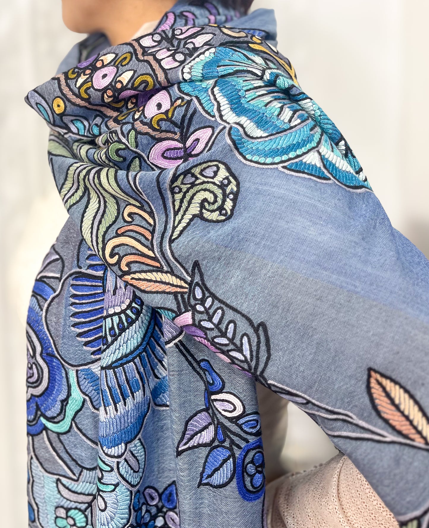 エキゾチックフラワー ウール&シルク アリー手刺繍ストール (ブルー)