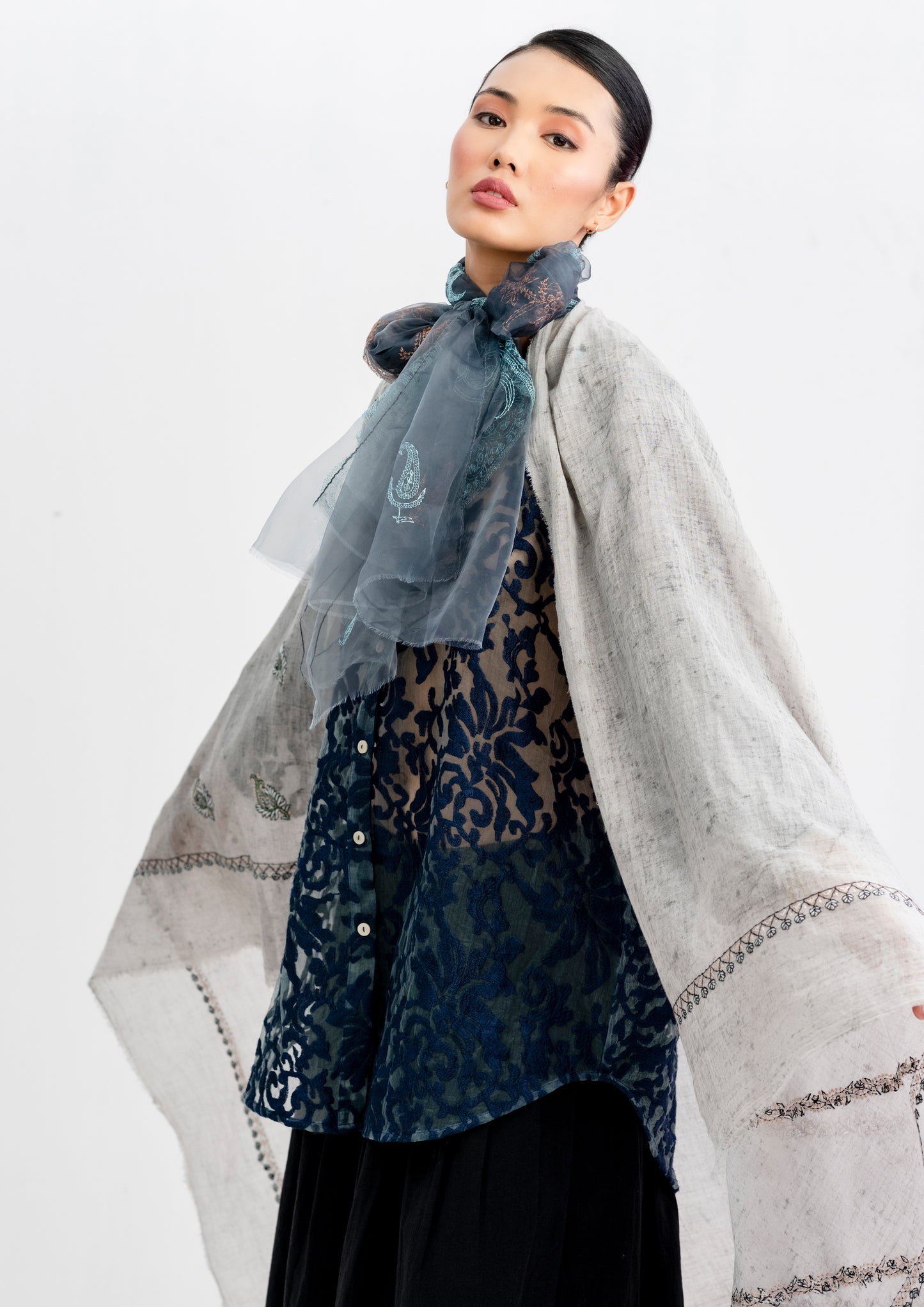 Japanese organic cotton hand-embroidered scarf (light gray)
